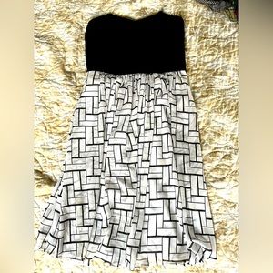 Le Château blanc and white, strapless, knee length cocktail dress. Size XS.